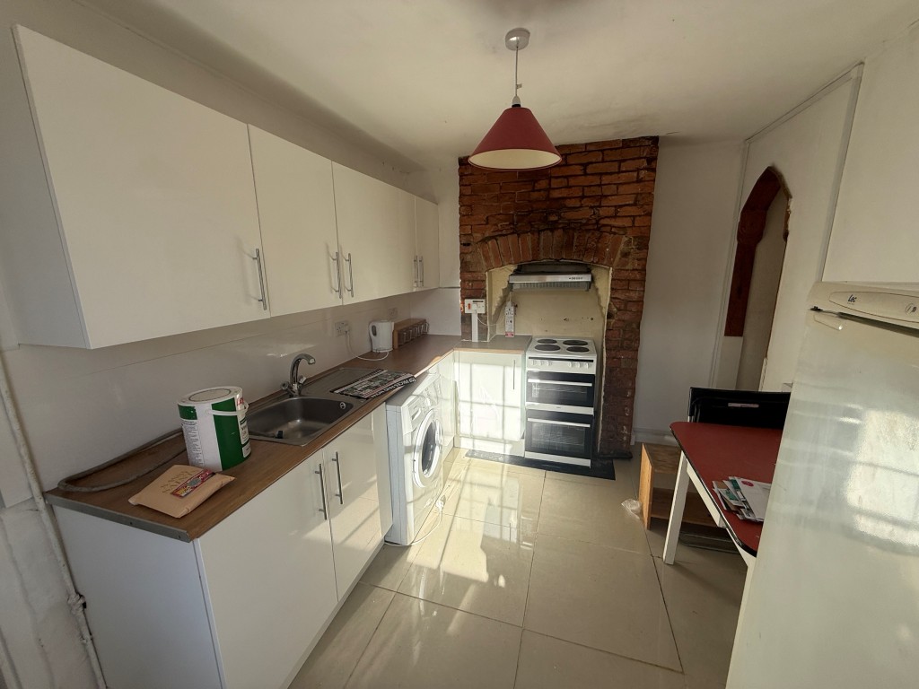 Lot: 97 - FOUR-BEDROOM HOUSE FOR REFURBISHMENT - Kitchen